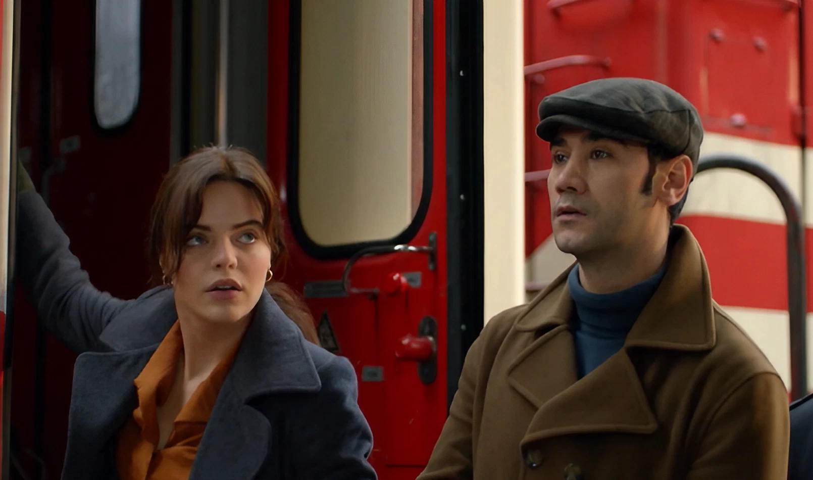 Zuleyha e Yilmaz scendono dal treno
