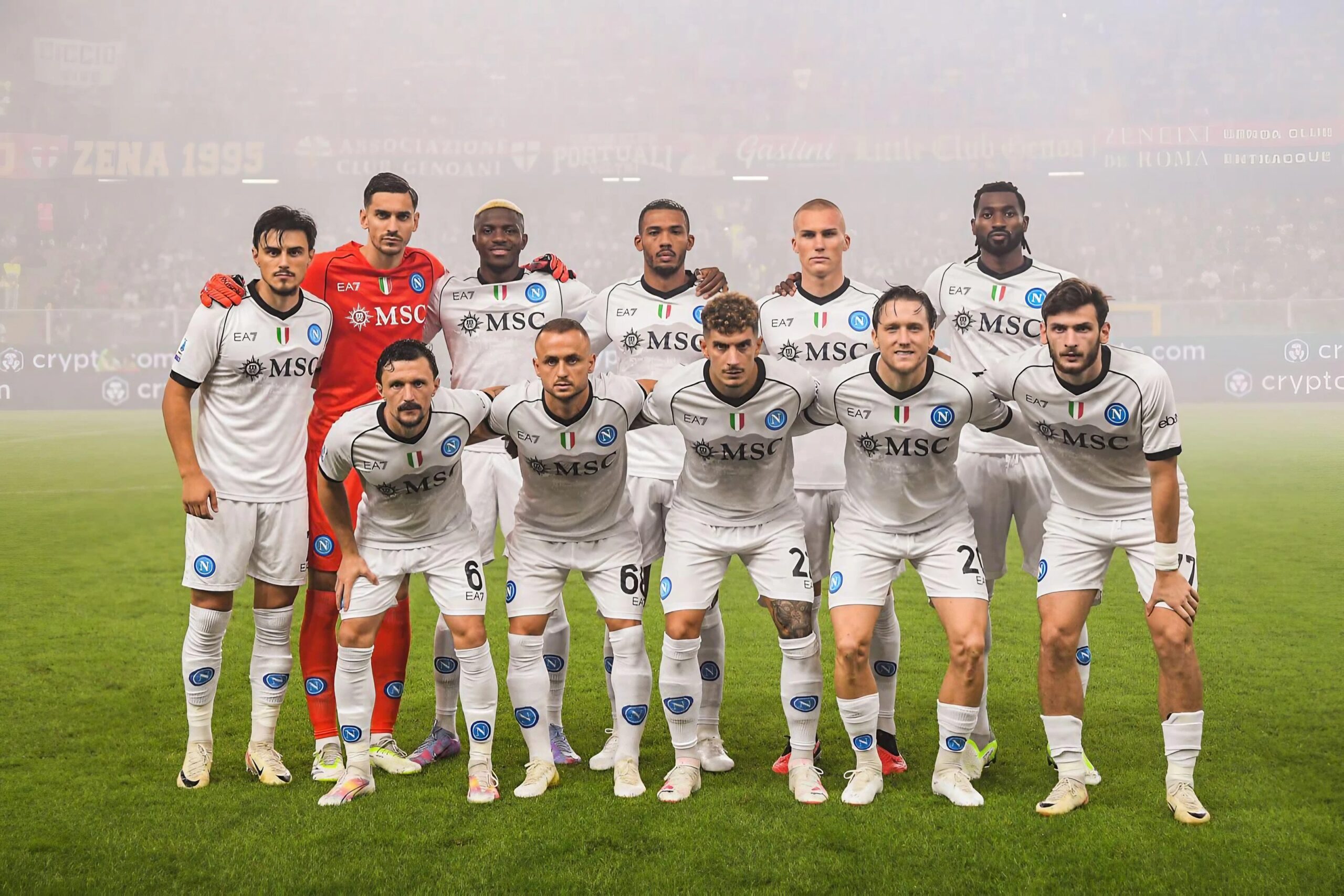 Команда SSC ​​Napoli позирует перед матчем