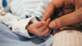 Bambino di 1 anno trova droga all’asilo e muore di overdose