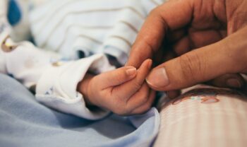 Bambino di 1 anno trova droga all’asilo e muore di overdose