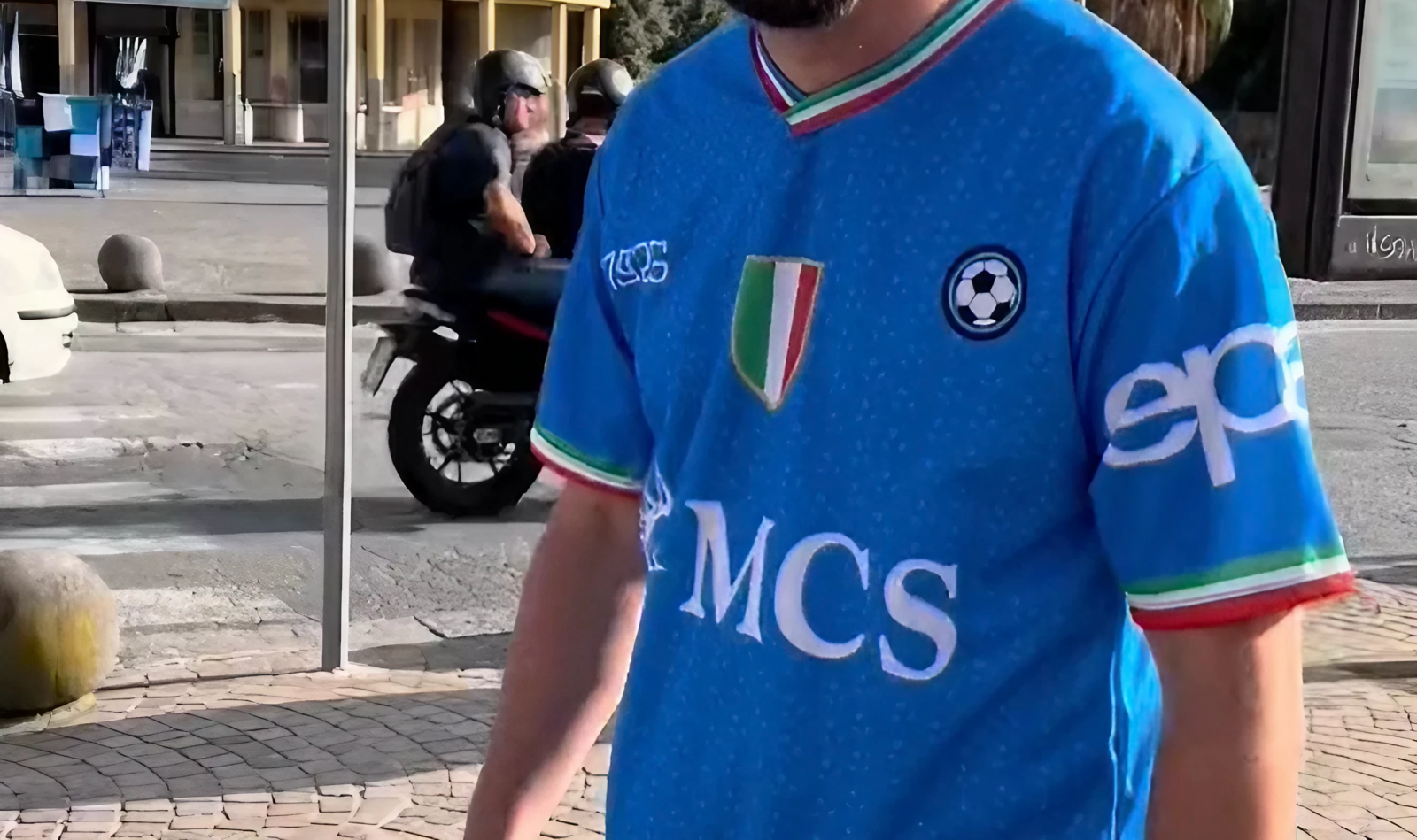 Gefälschtes Naples-Shirt