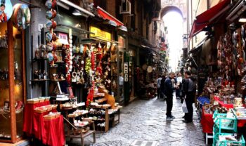 San Gregorio Armeno, attivo il senso unico pedonale a salire