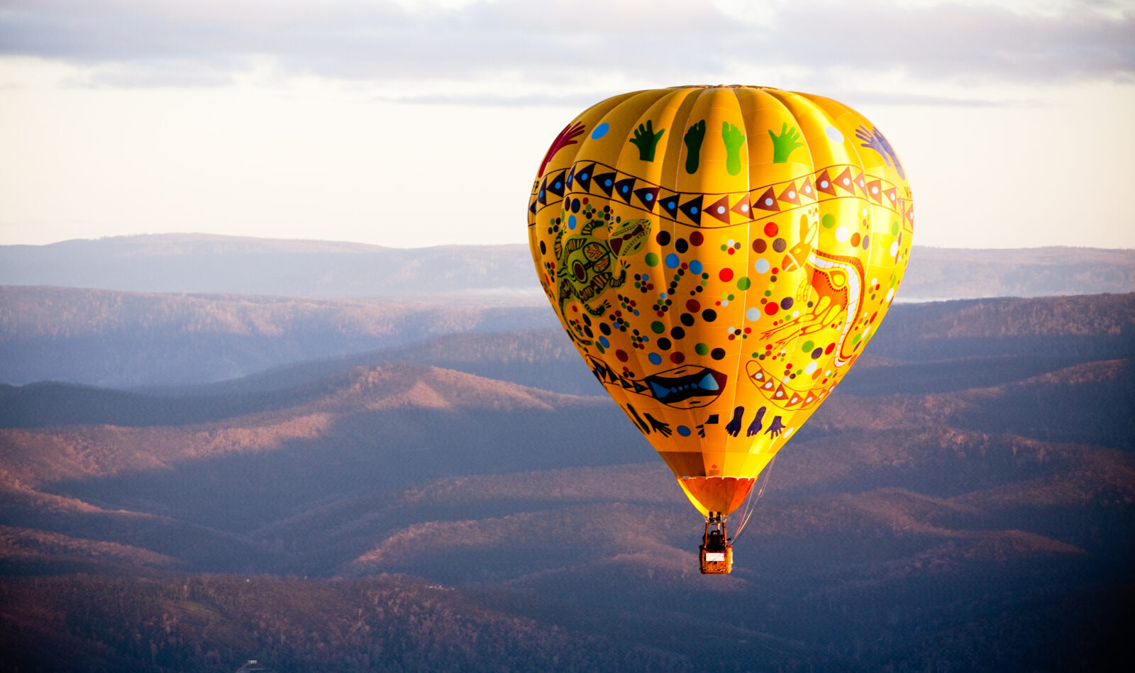 Heißluftballon bei Sonnenaufgang