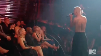 Il bacio tra Taylor Swift e Damiano dei Maneskin (video)
