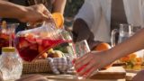 Festa de sangria em Avellino com sanduíches de linguiça e cotechino