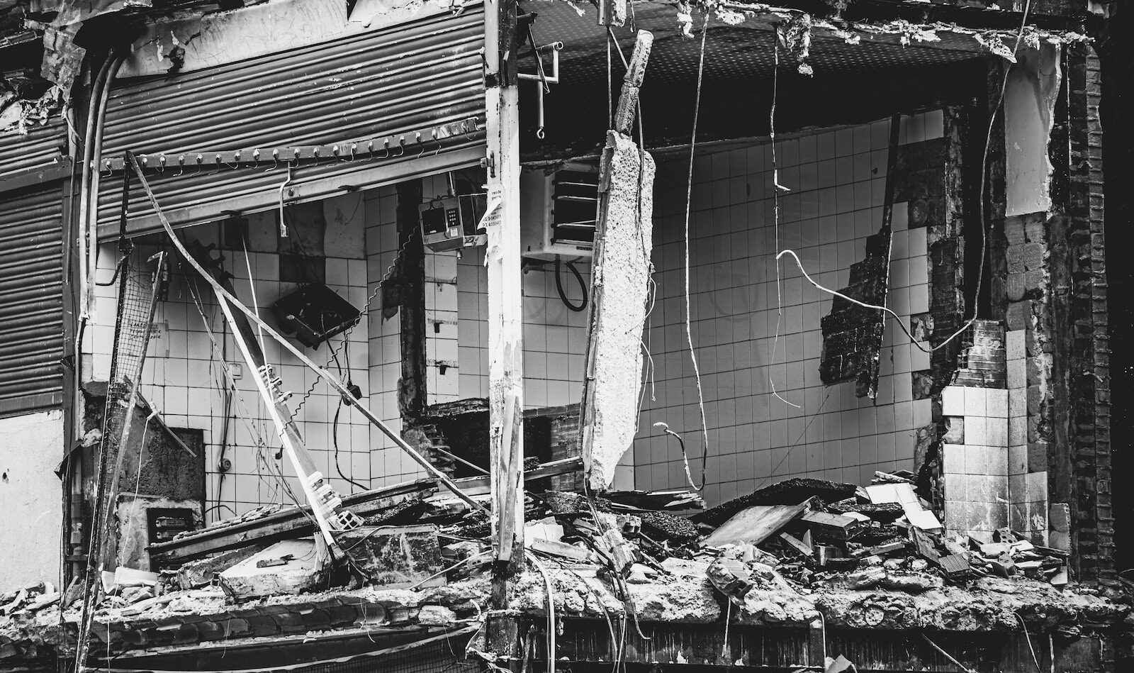 casa devastada por terremoto