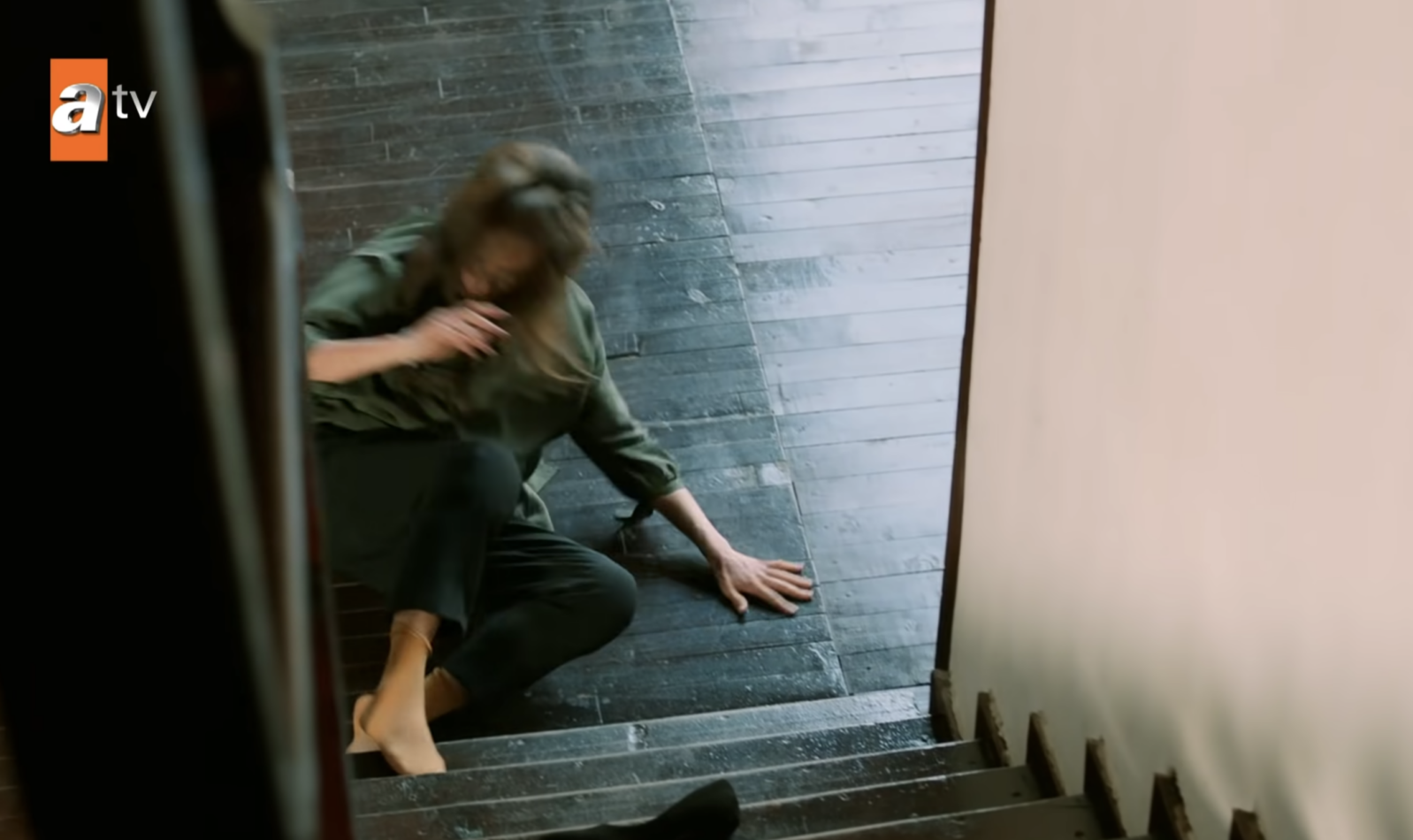 Umit cade dalle scale