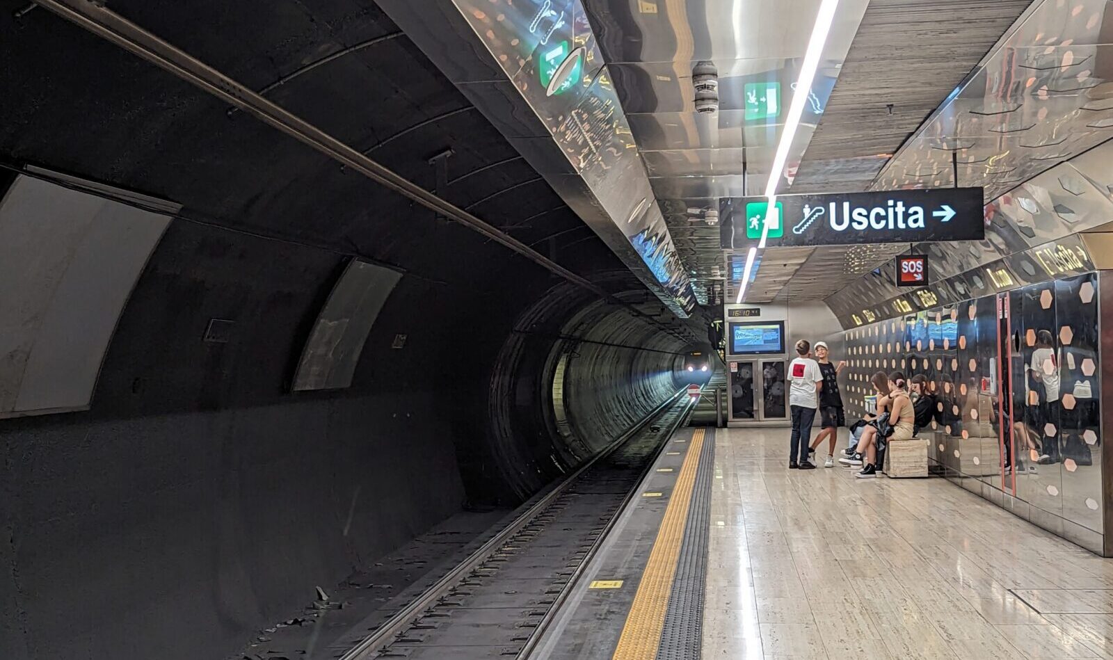 Linha 1 do metrô de Nápoles, parada Municipio