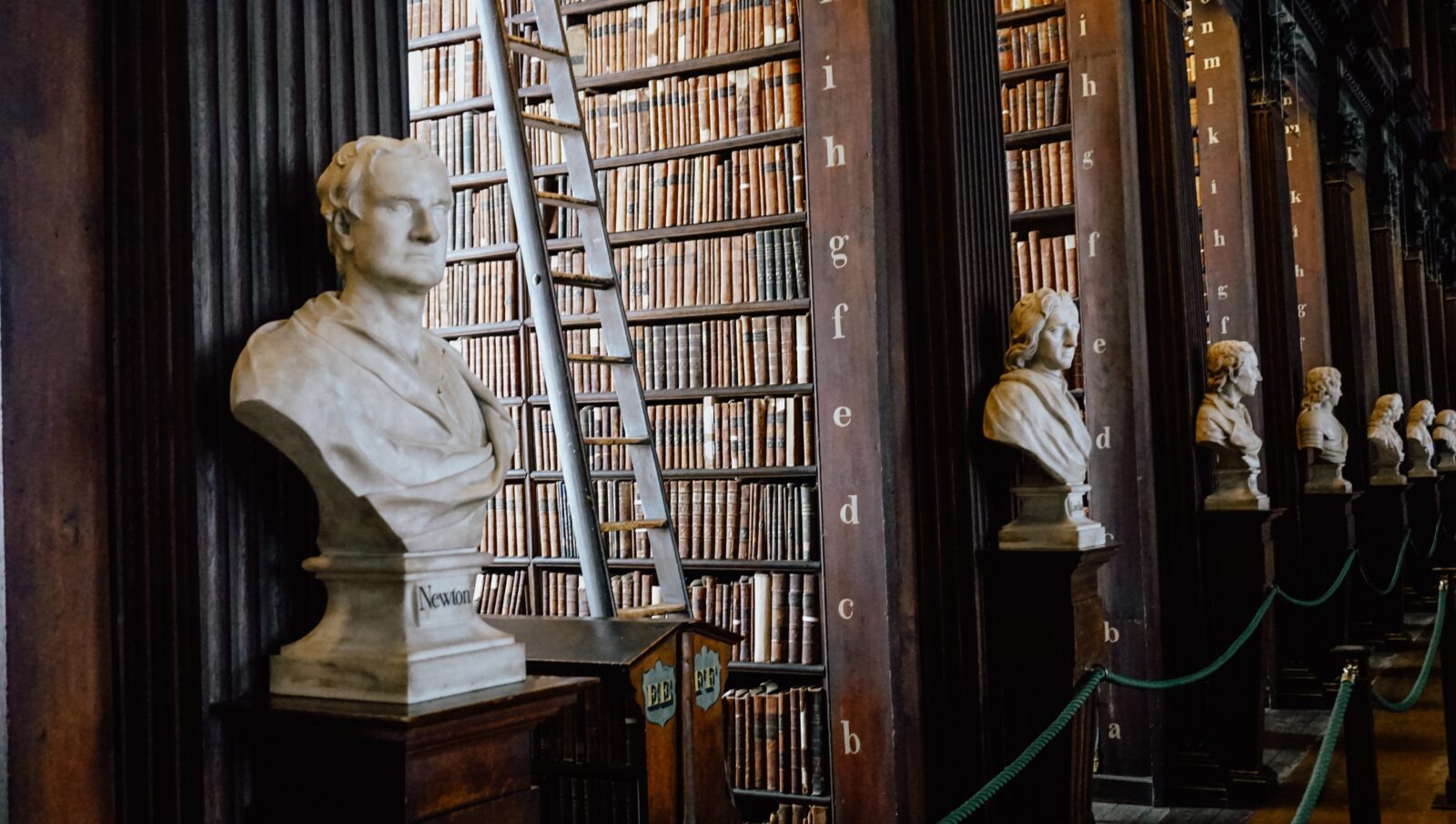 A longa sala da antiga biblioteca do Trinity College Dublin, Irlanda