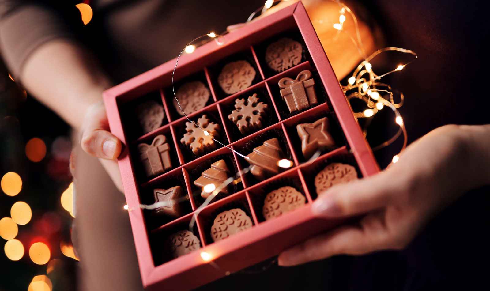 Ярмарка шоколада и рождественских сладостей в Салерно под огнями художника