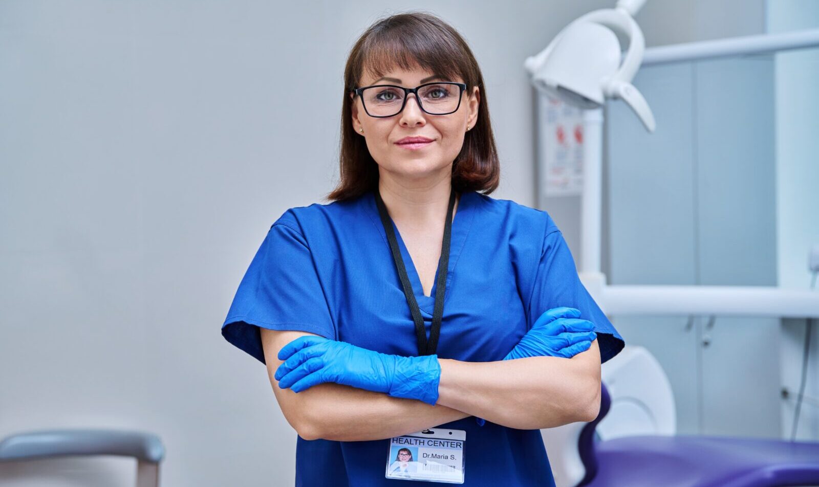 Portrait d'une femme médecin dentiste au bureau
