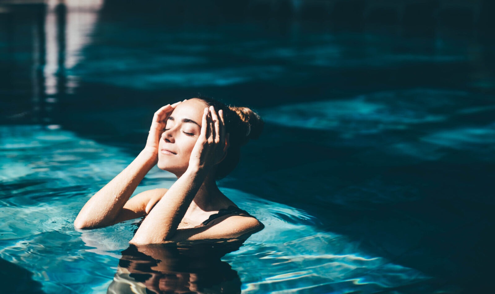 Mulher relaxando na piscina.