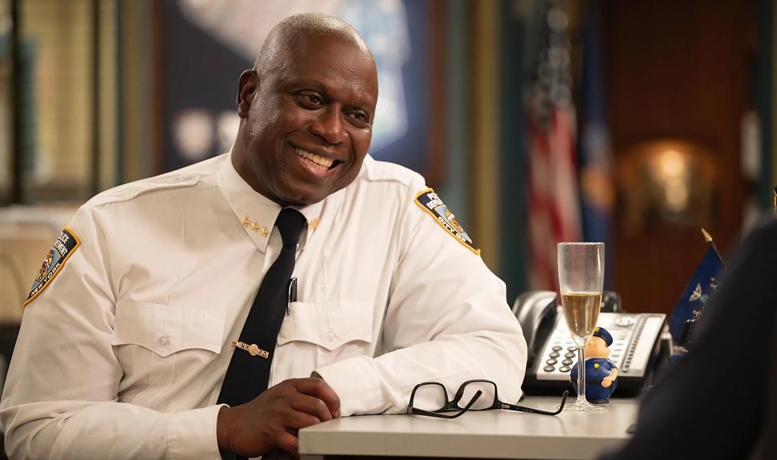 Andre Braugher como Capitão Holt