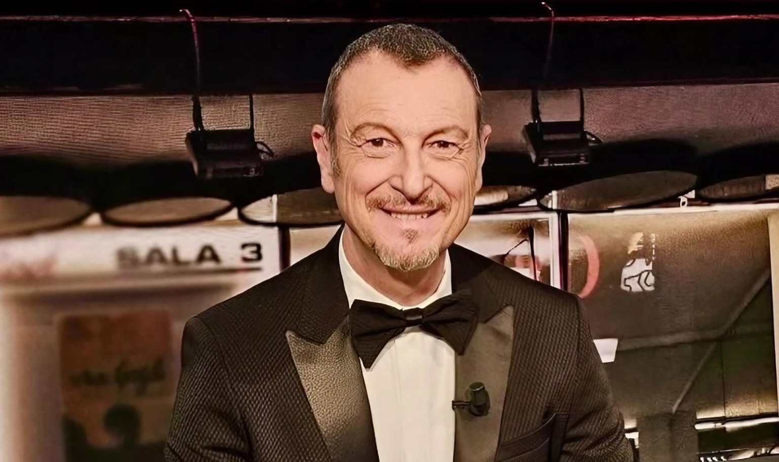 Sanremo festival 2024. Анджелина манго сан ремо 2024. Сцена сан ремо. Сан-ремо италия фестиваль. Sanremo festival 2024.
