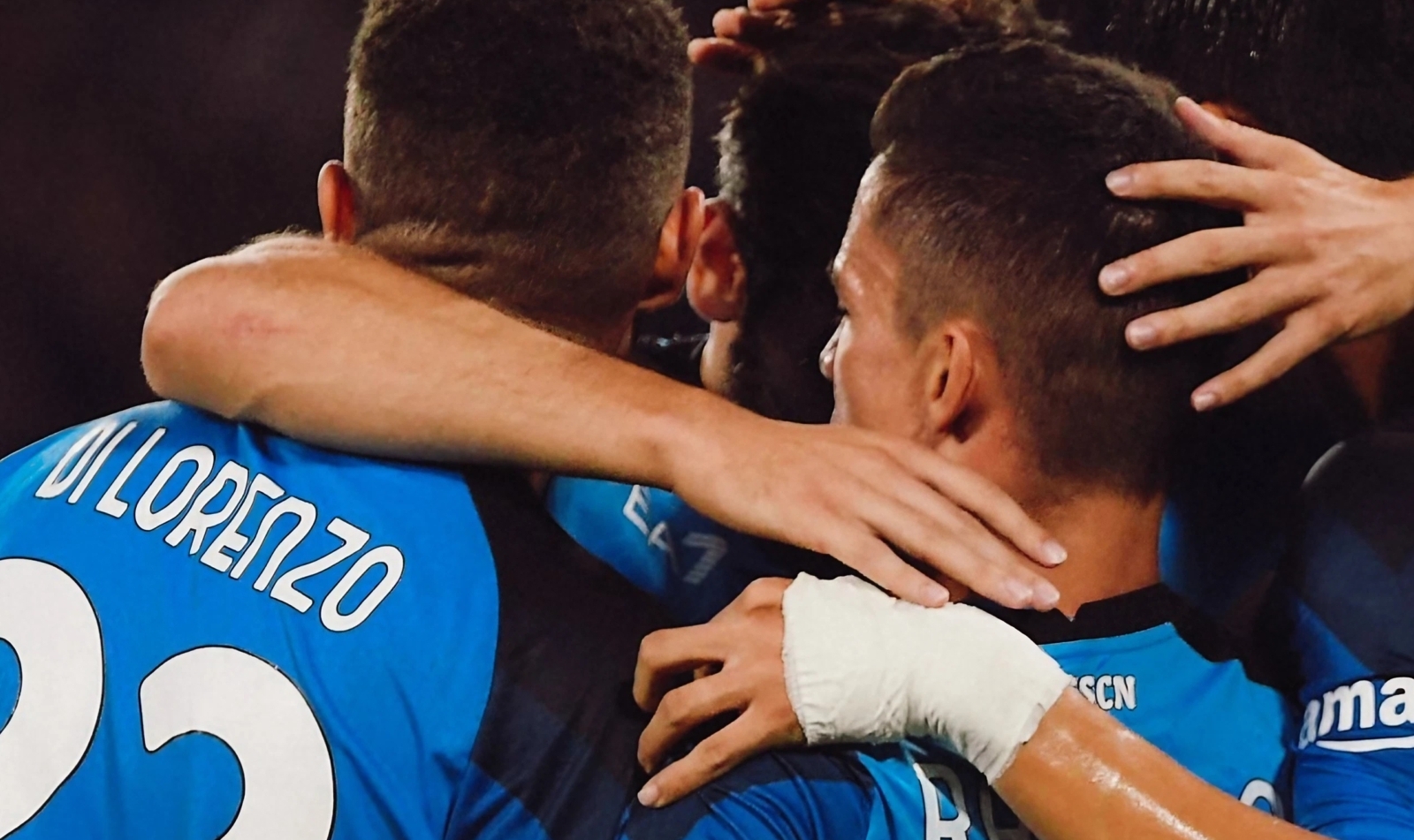 Calciatori SSC Napoli esultano dopo una vittoria