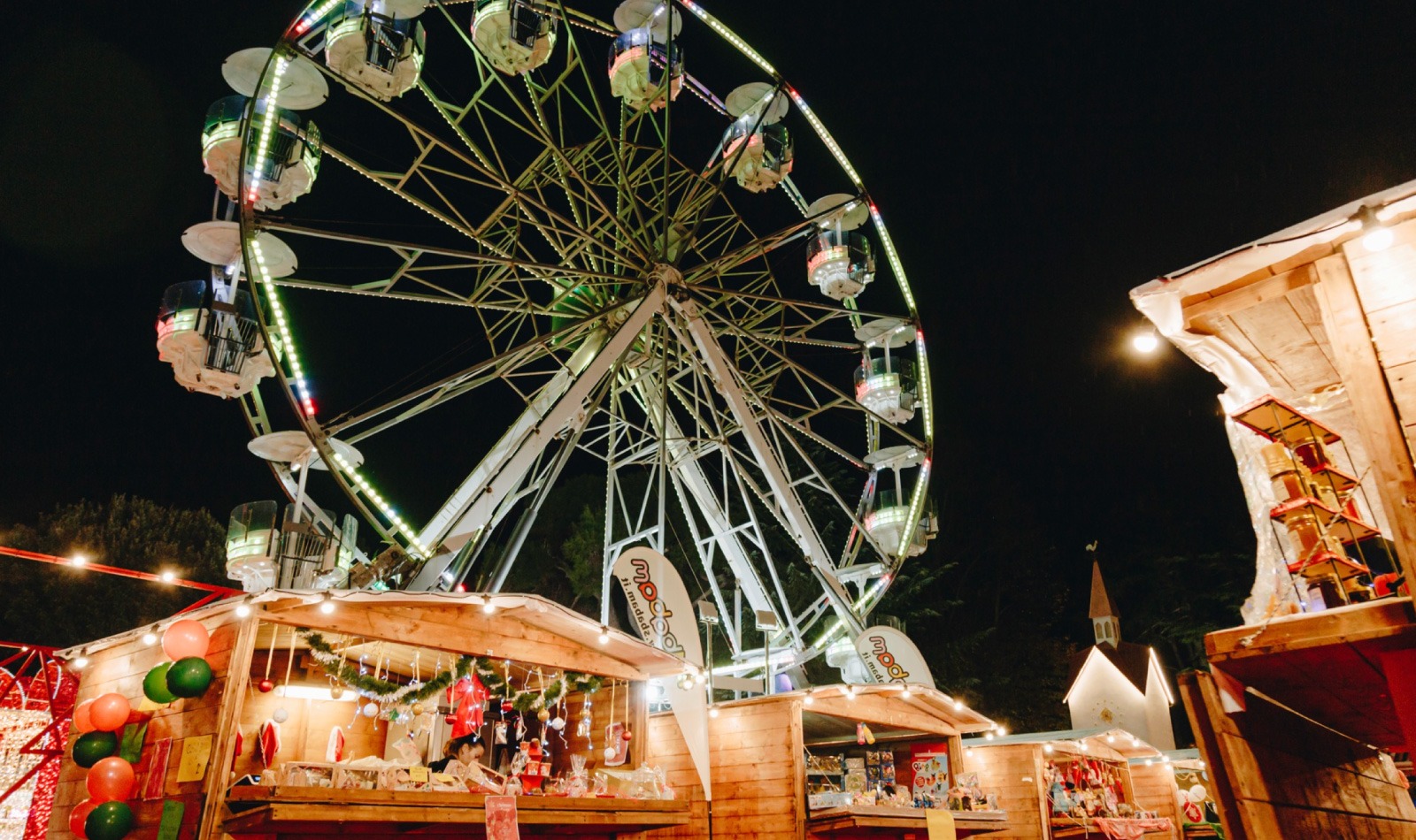 Das Weihnachtsdorf Edenlandia in Neapel