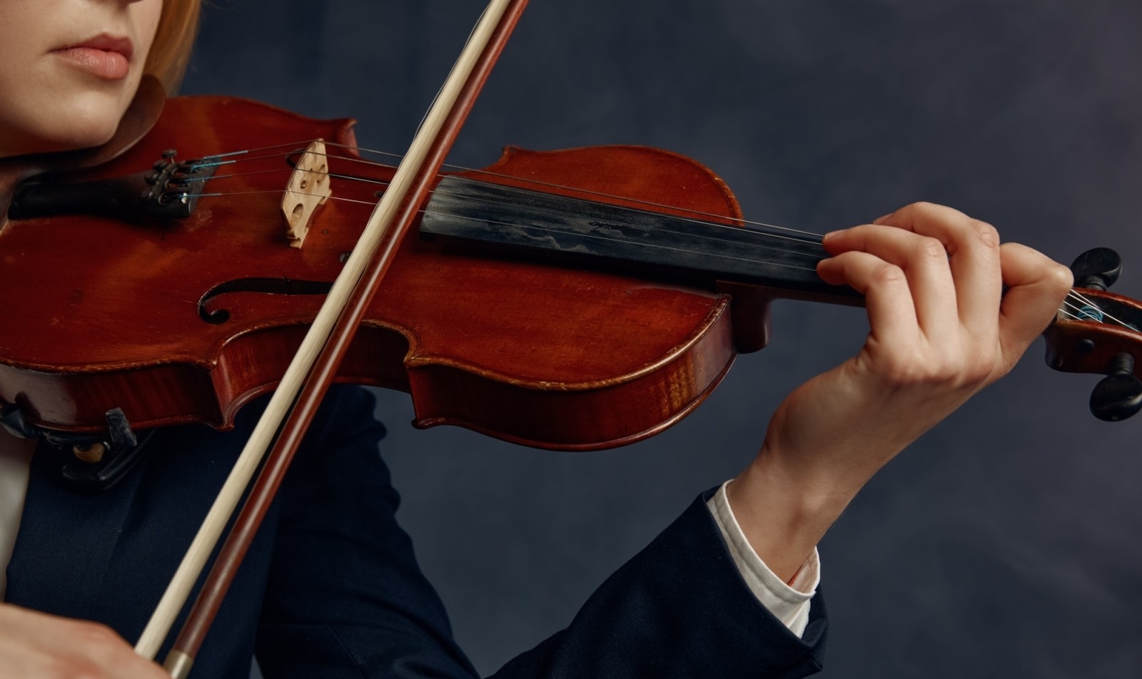 Violonista femenina con violín, actuación en el escenario