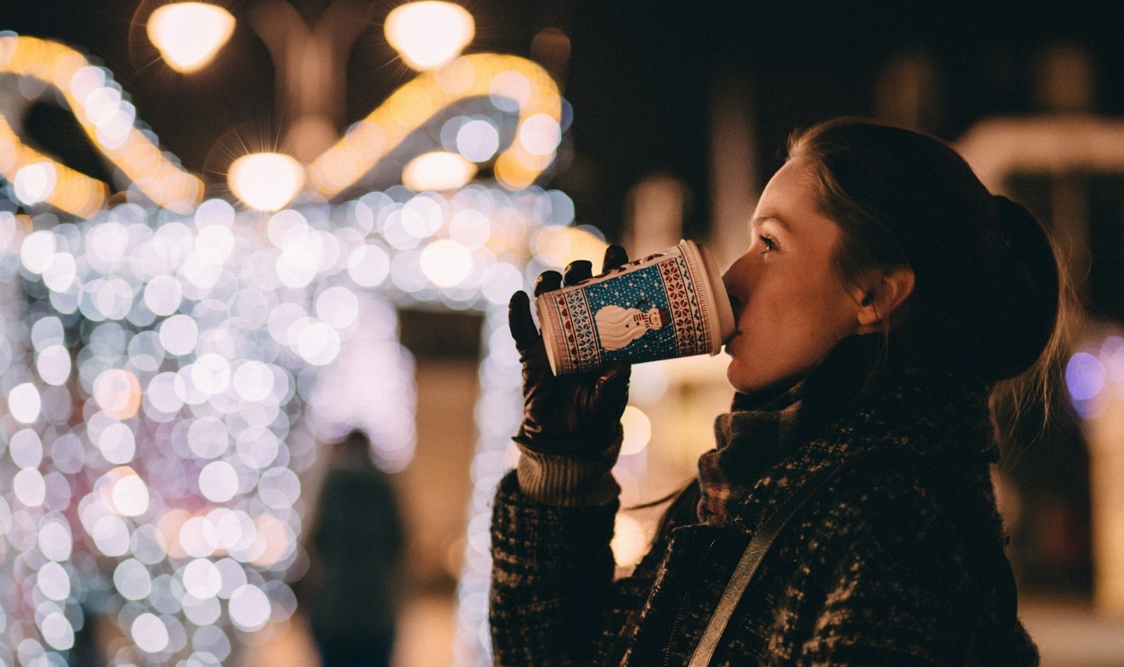 女の子はクリスマスにコーヒーを飲みます