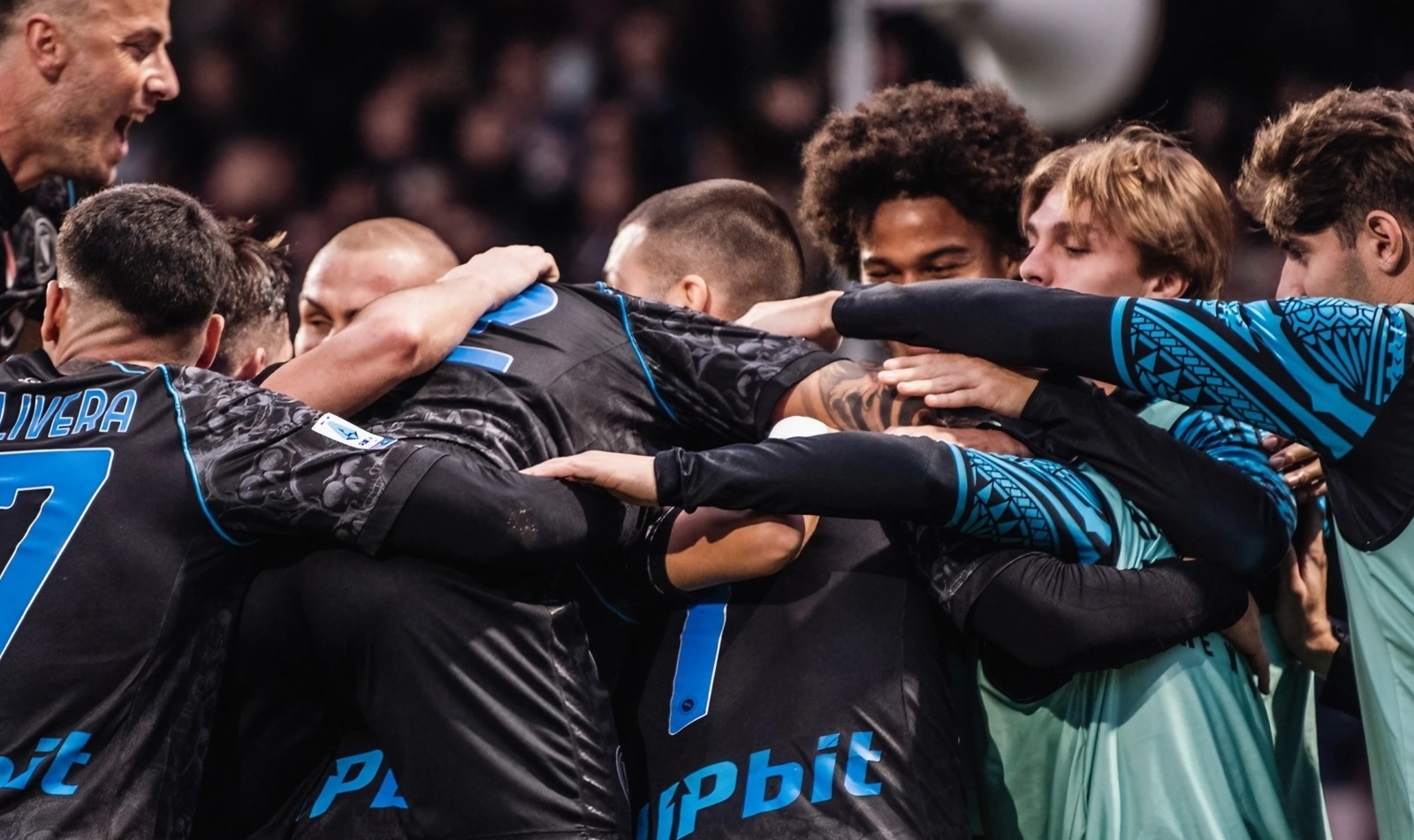 Les joueurs du SSC Napoli applaudissent après une victoire