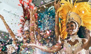 Schnappschuss schöner Samba-Tänzer, die mit ihrer Band auf einem Karneval auftreten