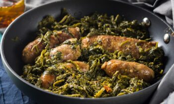 Italienische Würstchen mit Rapini-Brokkoli in einer Pfanne