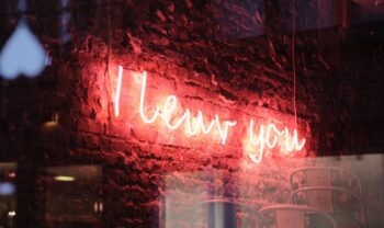 Lumière LED message I Leuv You sur un mur en pierre, jeu de mots