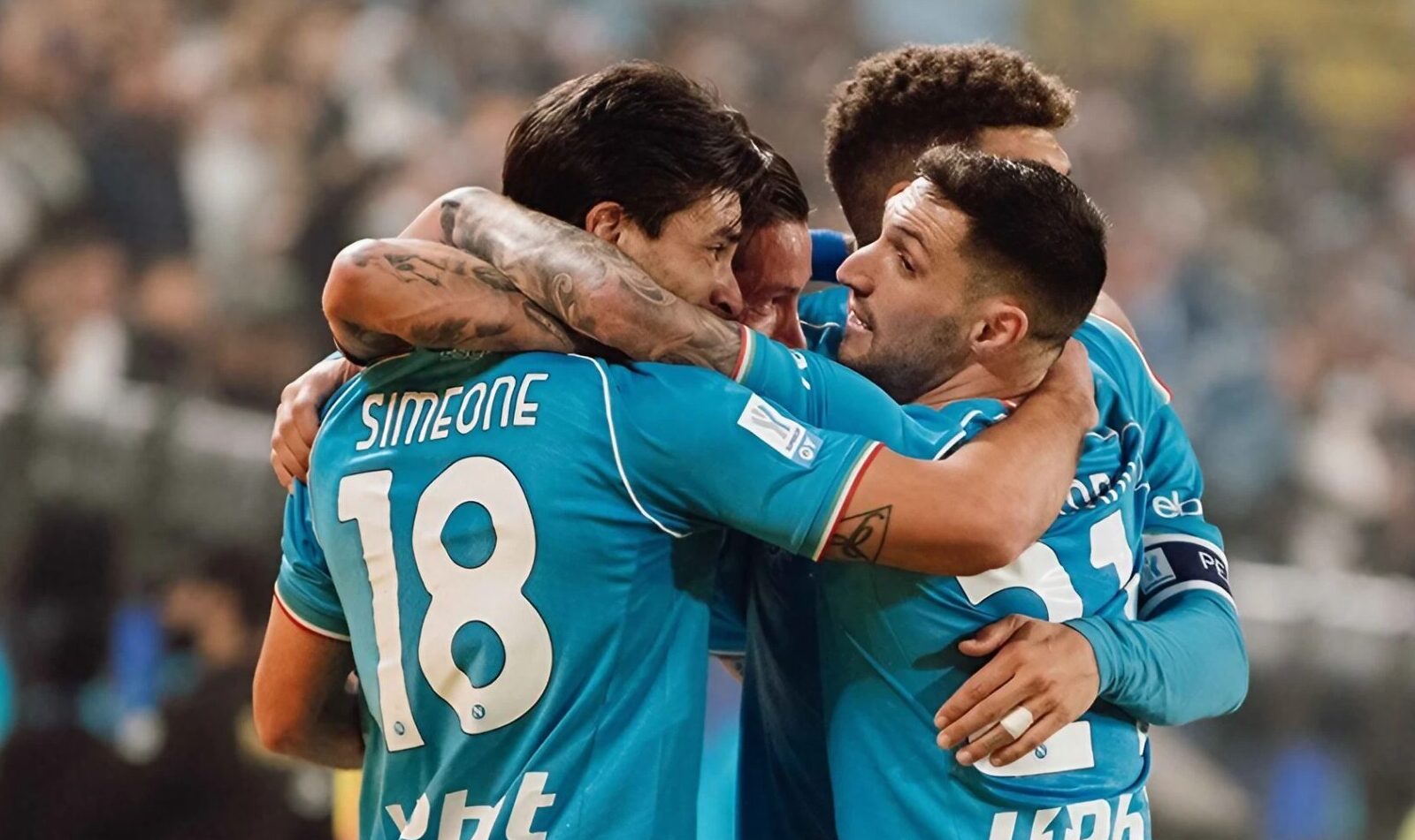 Politano y Simeone, futbolistas del SSC Napoli, se alegran