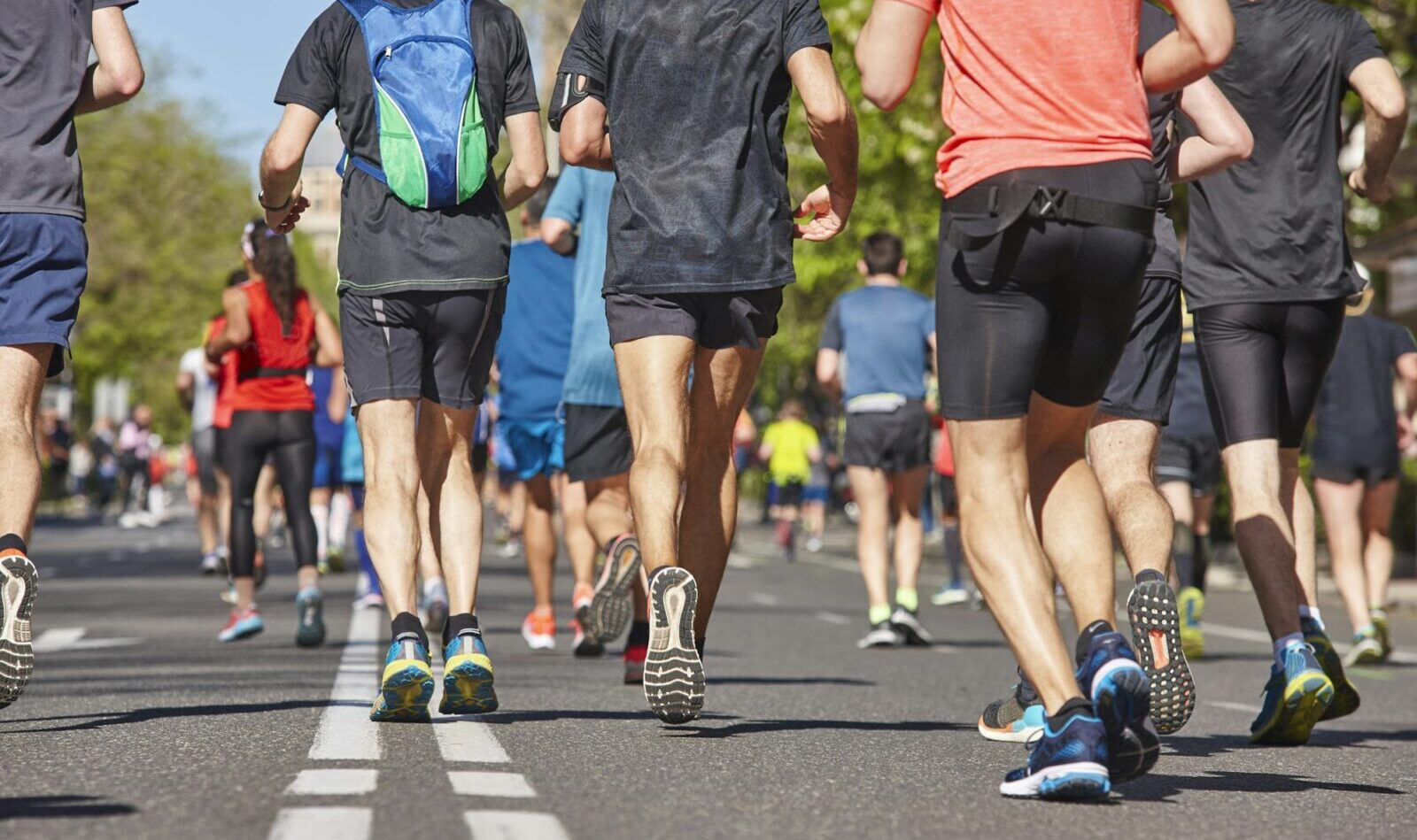 Marathonläufer auf der Straße. Gesunder Lebensstil. Urbane Sportler