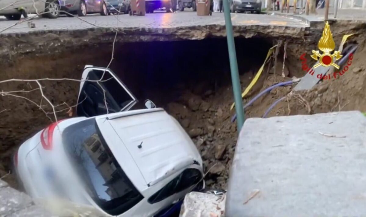 Naples, huge chasm opens up, two cars crashed and roads closed