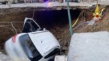 Naples, huge chasm opens up, two cars crashed and roads closed