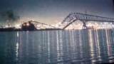 Crolla un ponte a Baltimora, nave impatta contro un pilone (Video)