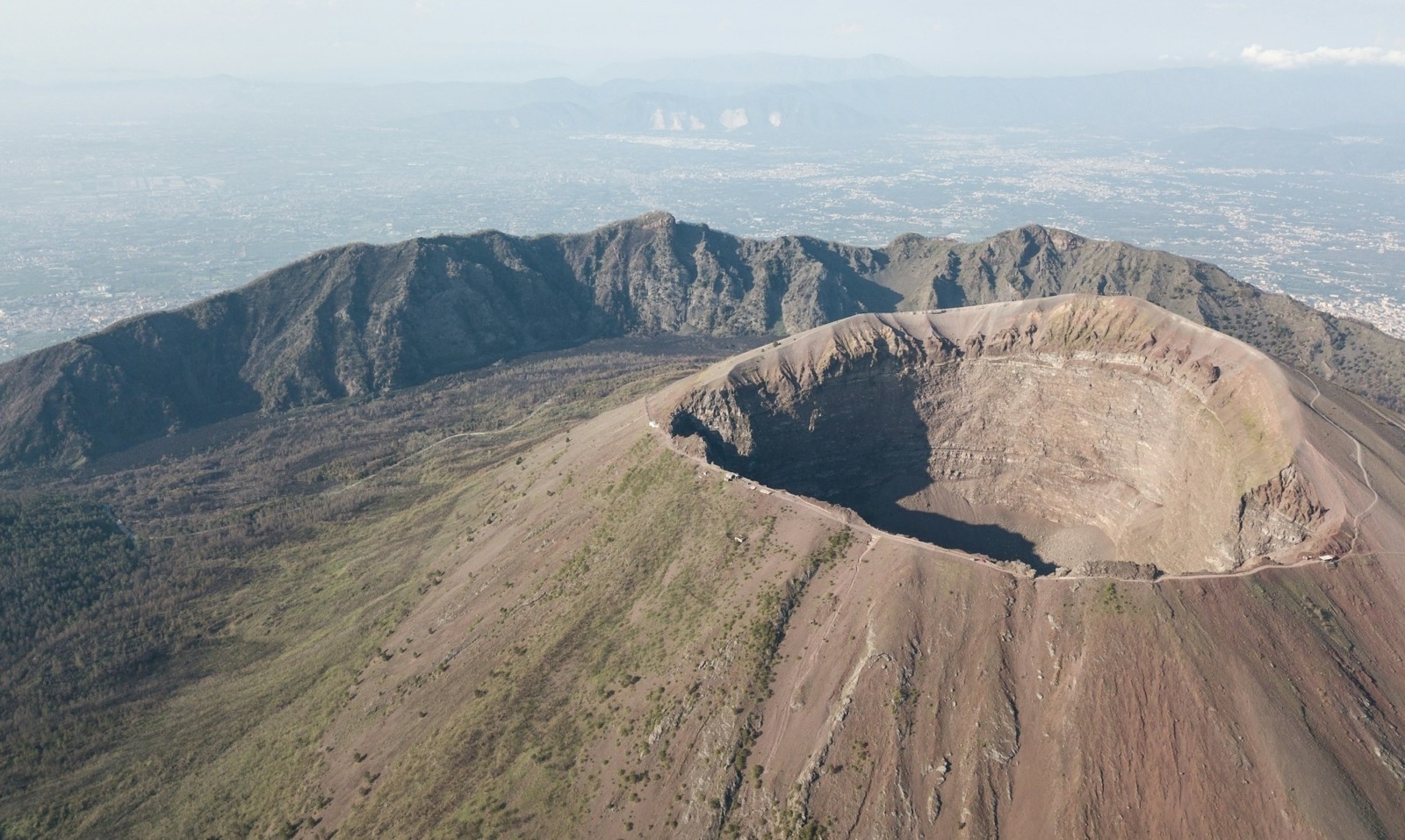 イタリア、カンパニア州ナポリの美しいベスビオ山の空撮