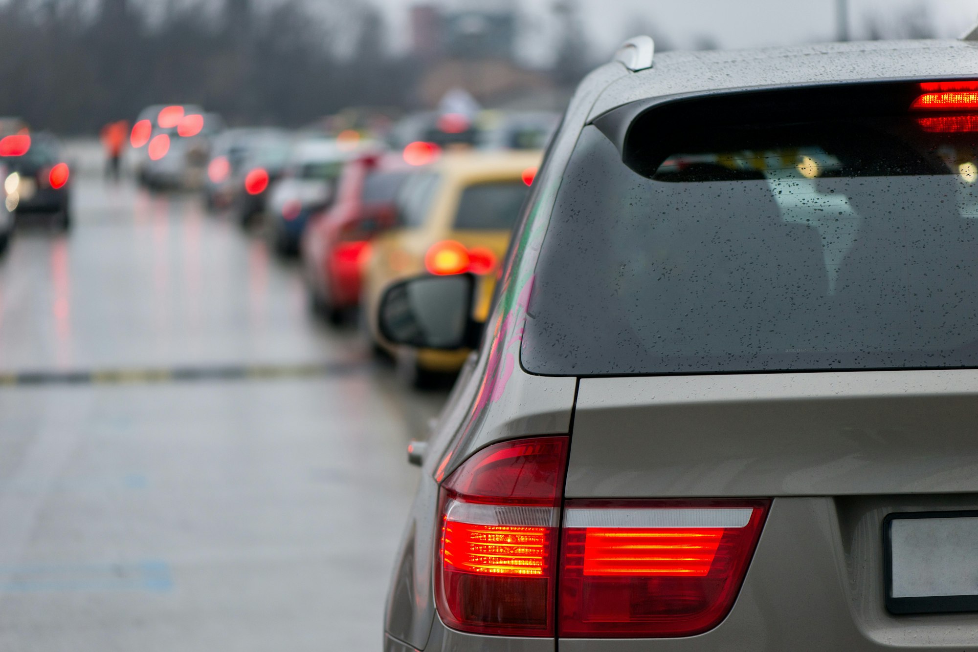 Horas de tráfego intensivo de fila de engarrafamento de carros. ❤️ indicado 💔