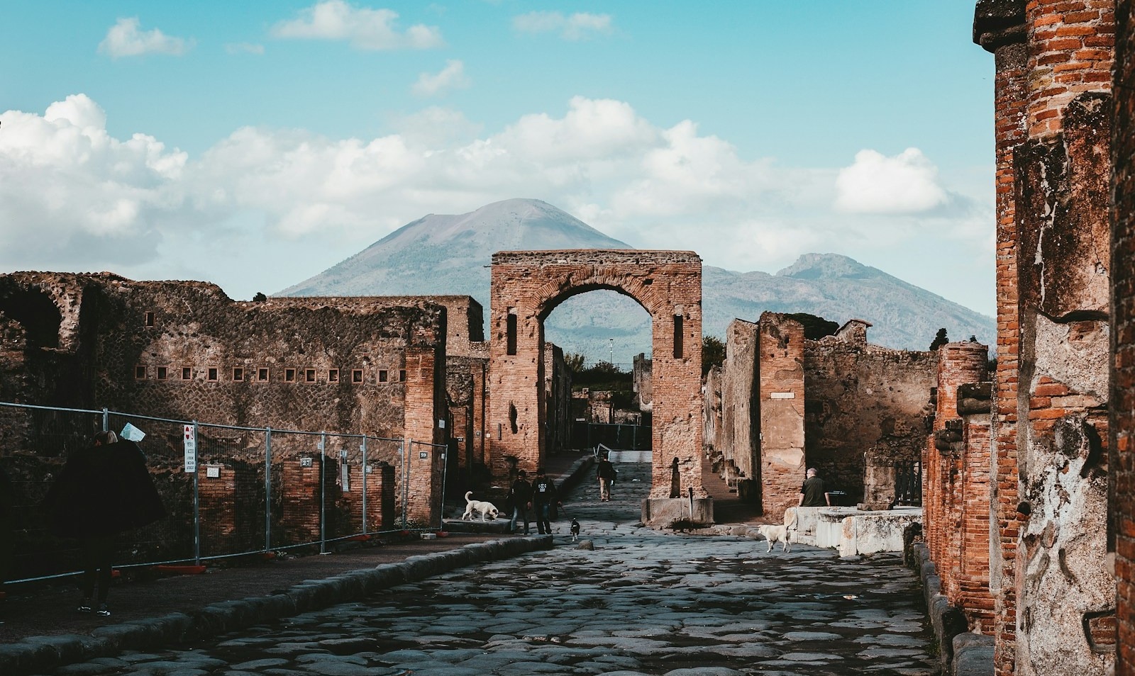 arco marrom da vila durante o dia