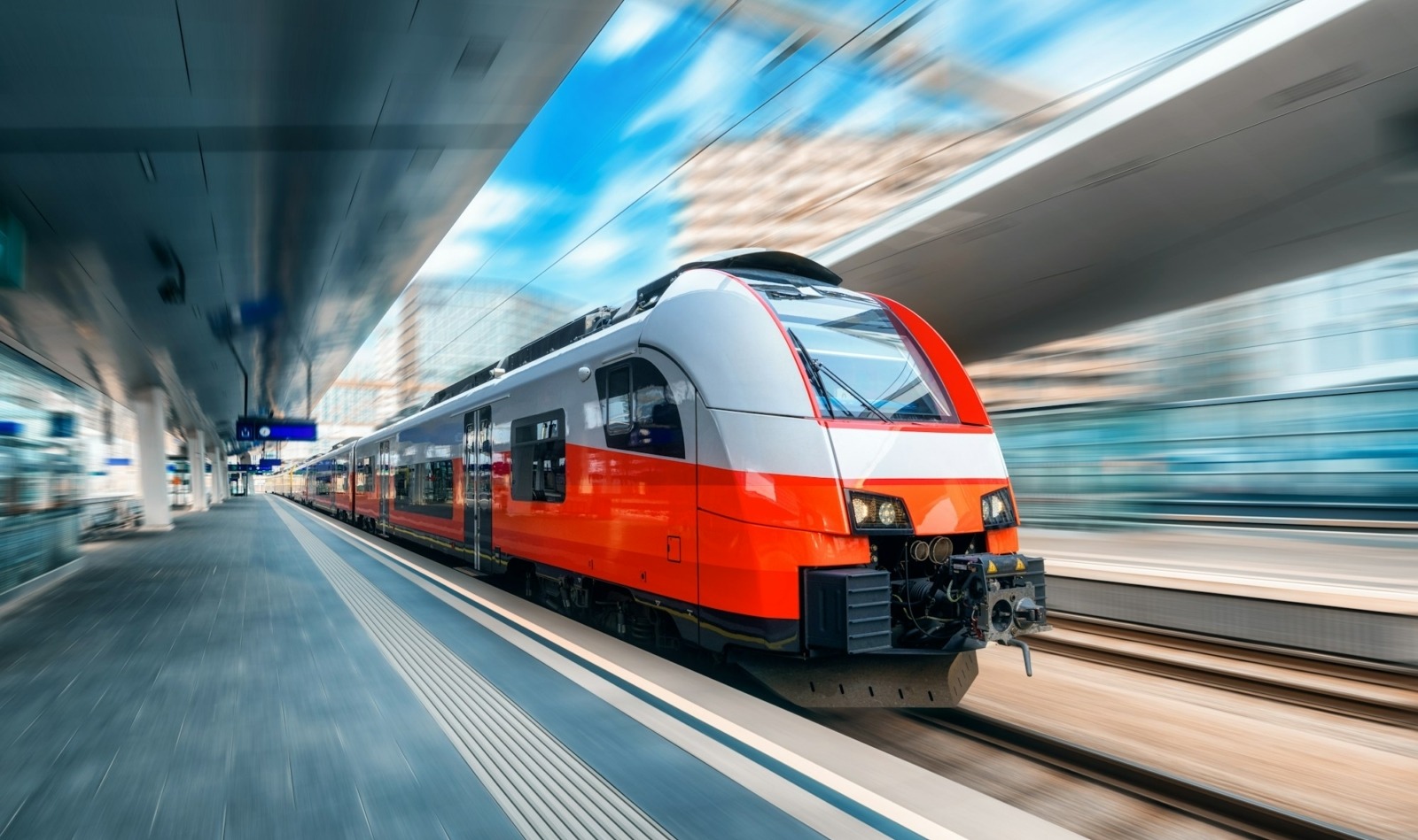 Hochgeschwindigkeitszug in Bewegung auf dem Bahnhof bei Sonnenuntergang