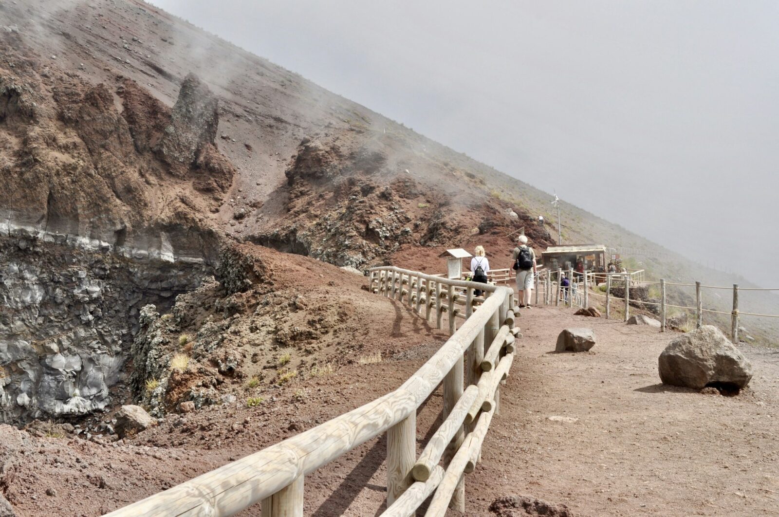 徒步旅行者探索维苏威火山。
