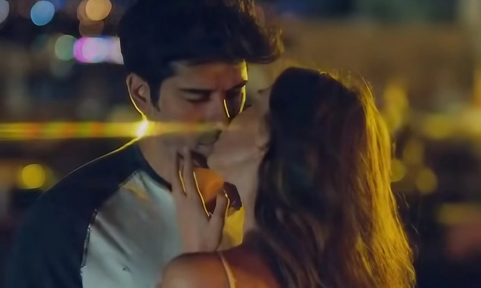 Kemal und Nihan küssen sich in „Endless Love“.