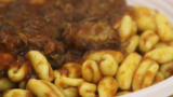 Фестиваль Porcus в Пульянелло с киосками с едой и типичными продуктами.