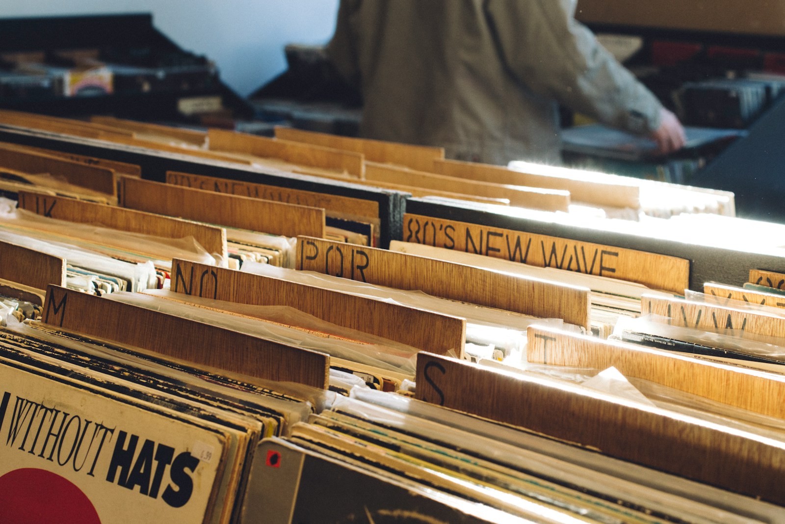 ein Raum voller alter Schallplatten