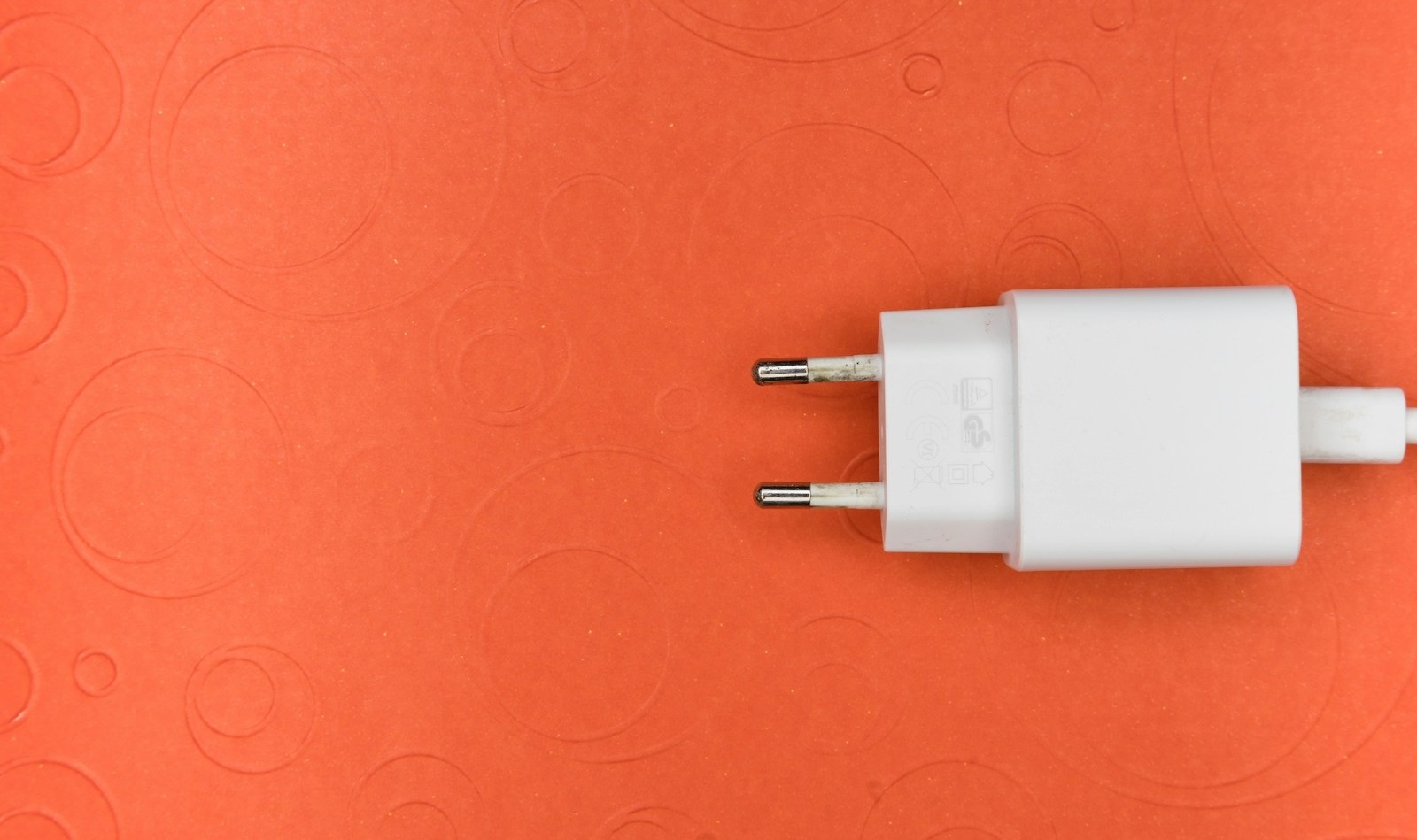 adaptateur blanc sur surface rose