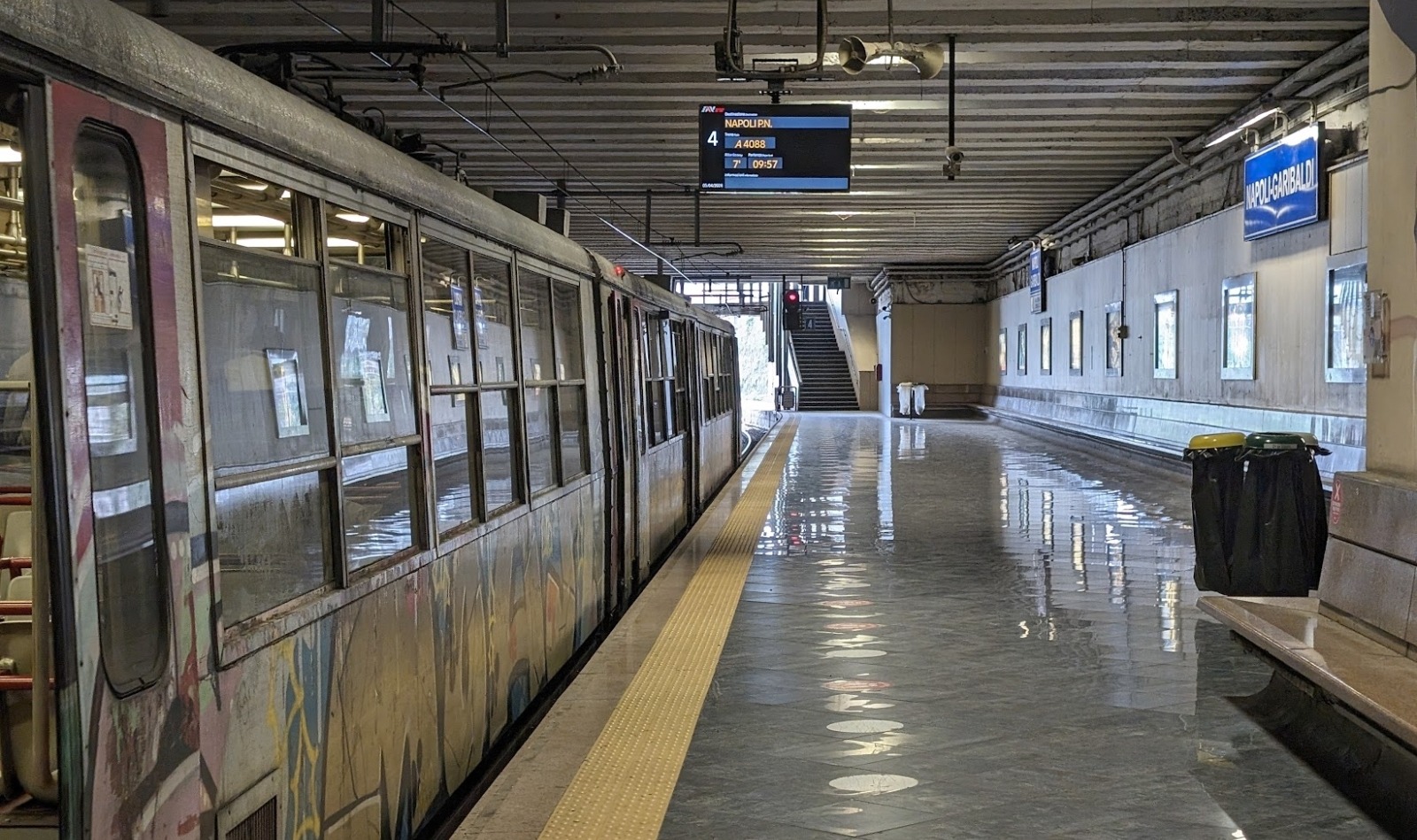 Die Circumvesuviana von Neapel hält an der Piazza Garibaldi