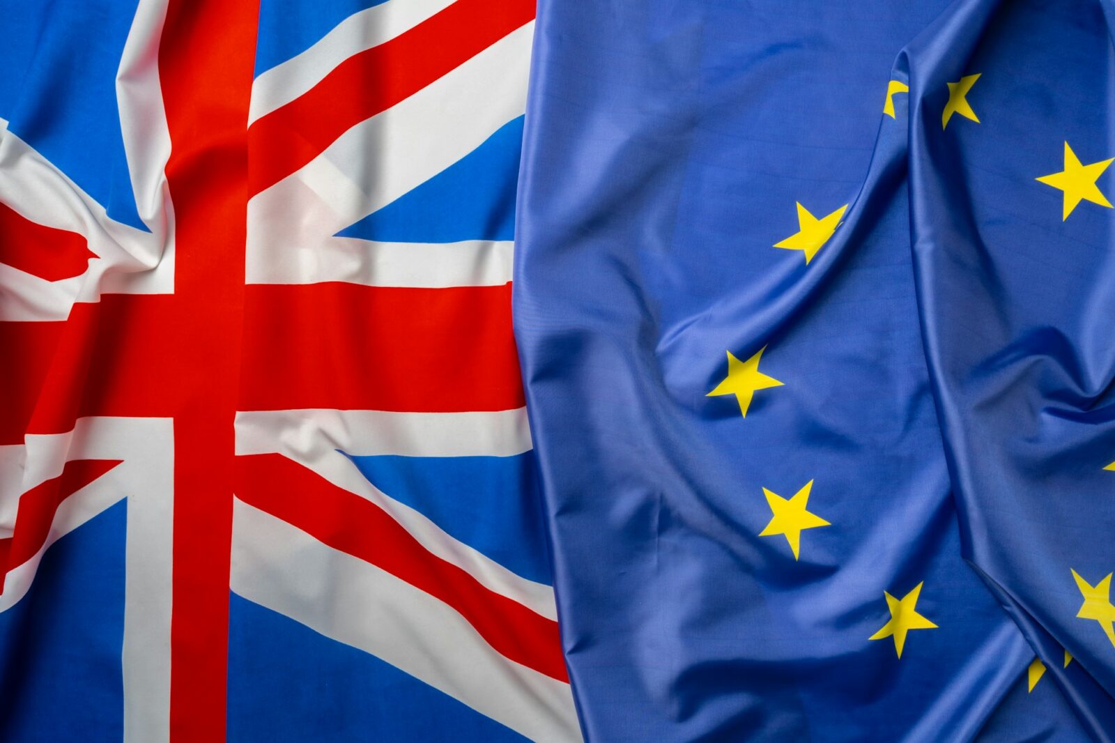 Bandeiras do Reino Unido e da União Europeia dobradas juntas