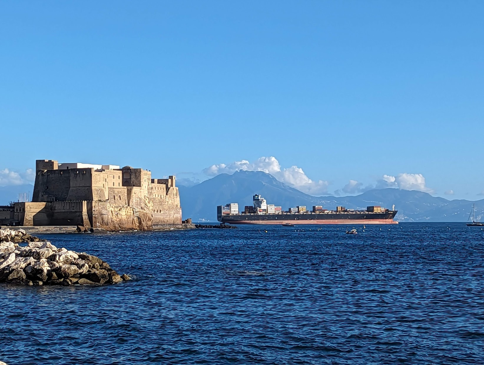 Blick auf den Golf und das Castel dell'Ovo von der Küste Neapels