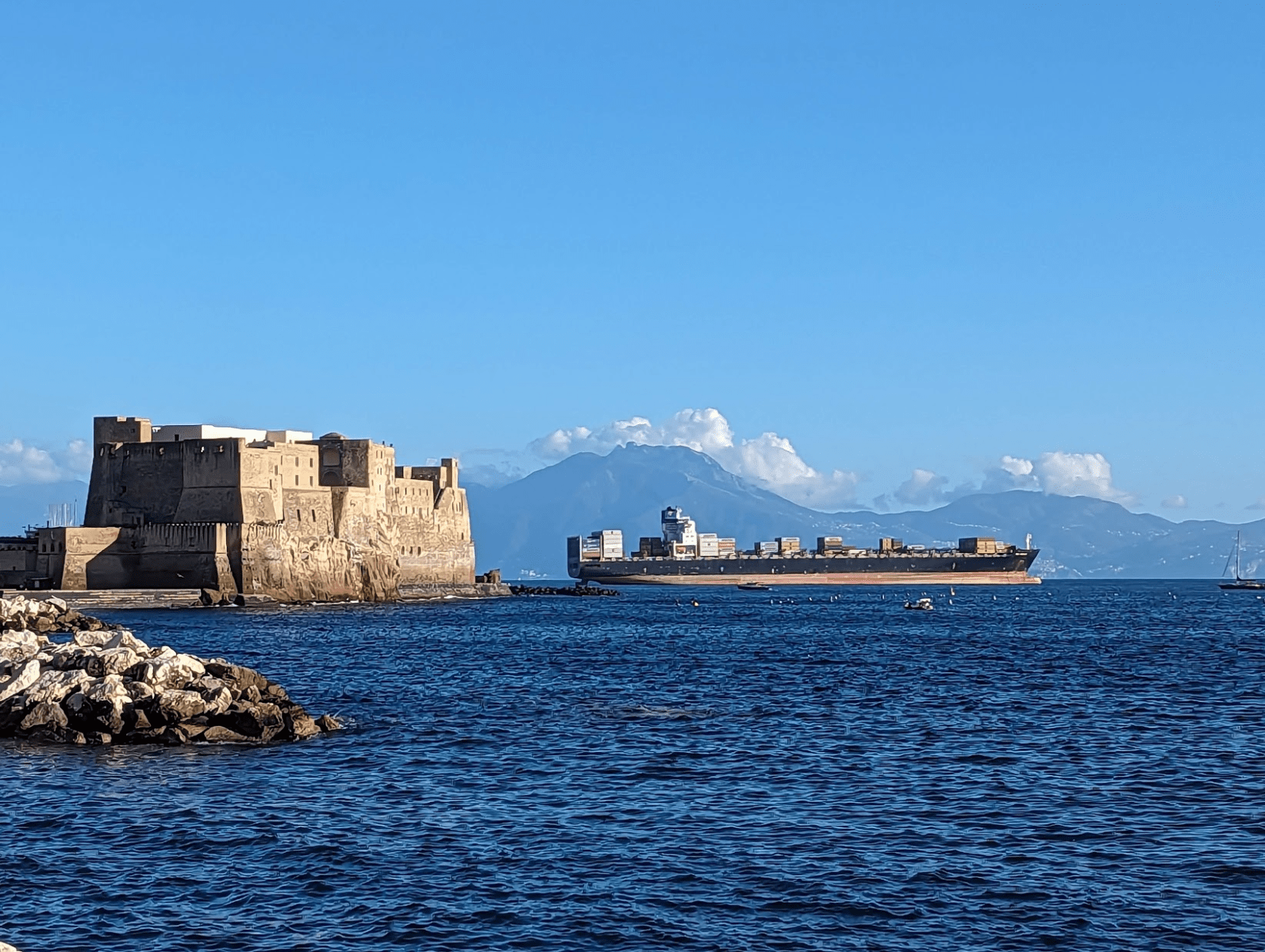 那不勒斯的 Castel dell'ovo 海滨