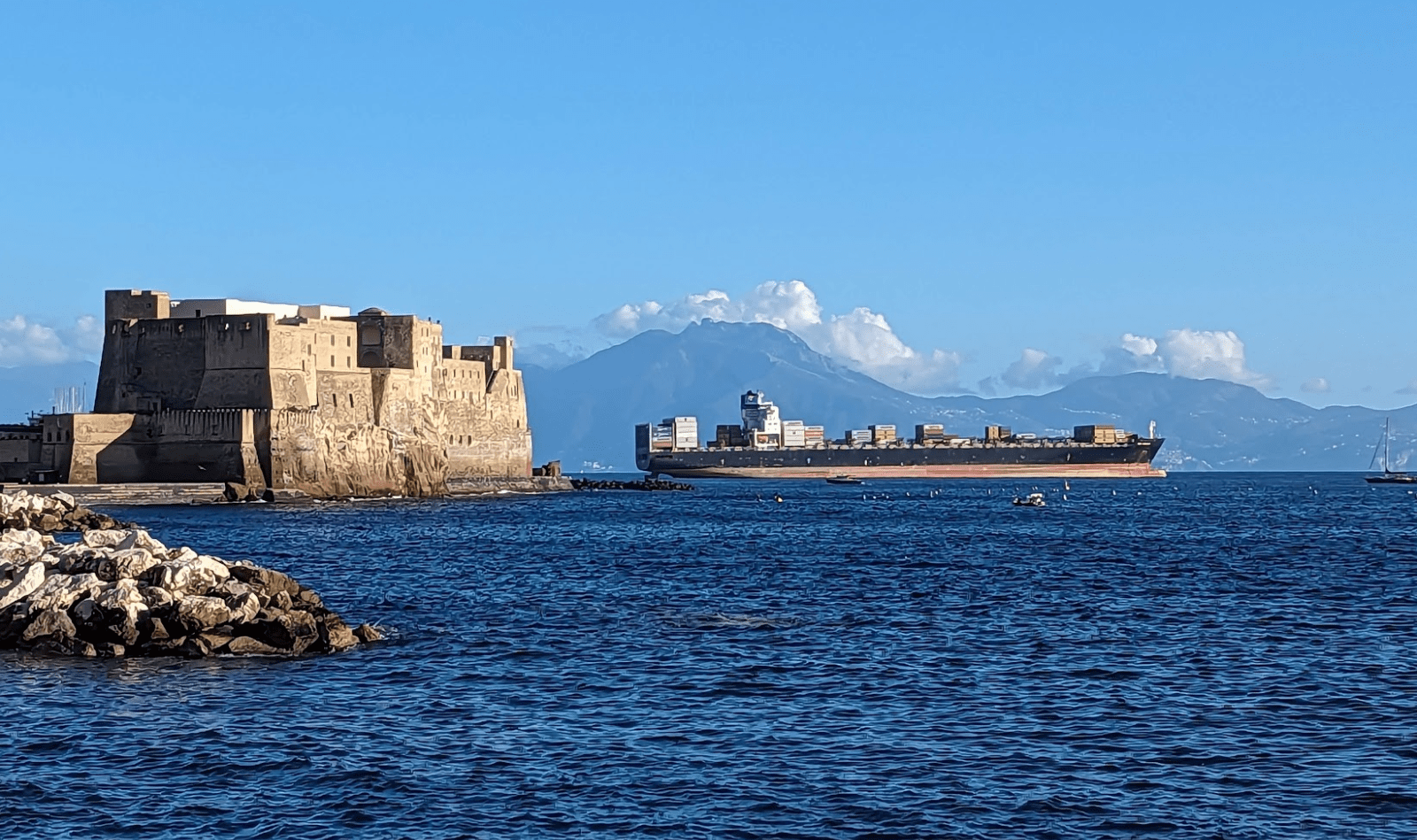 ナポリの海岸沿いにあるデッローヴォ城