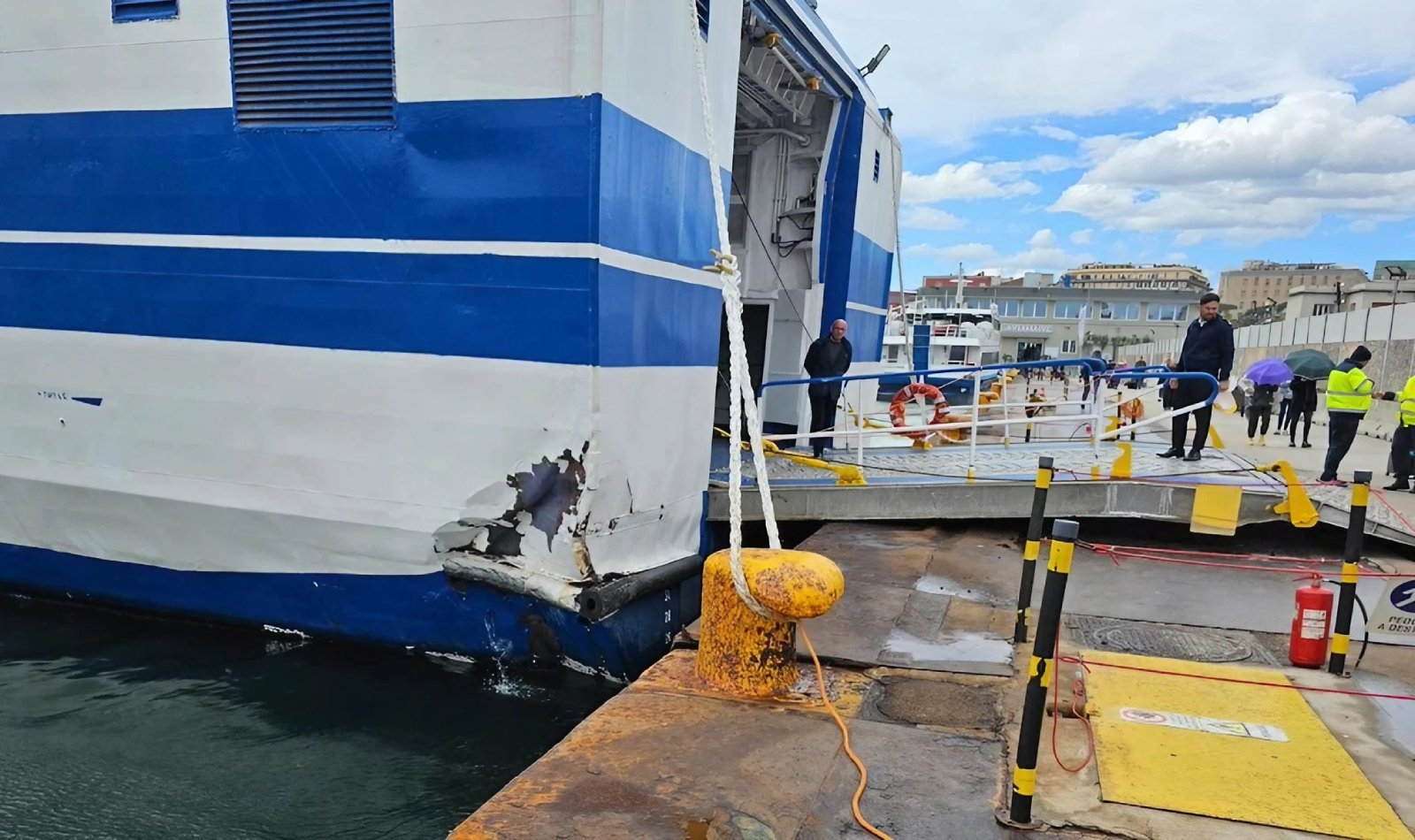 incidente nave a napoli