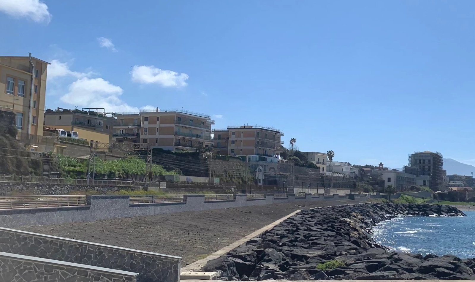 parc en bord de mer avec arcades