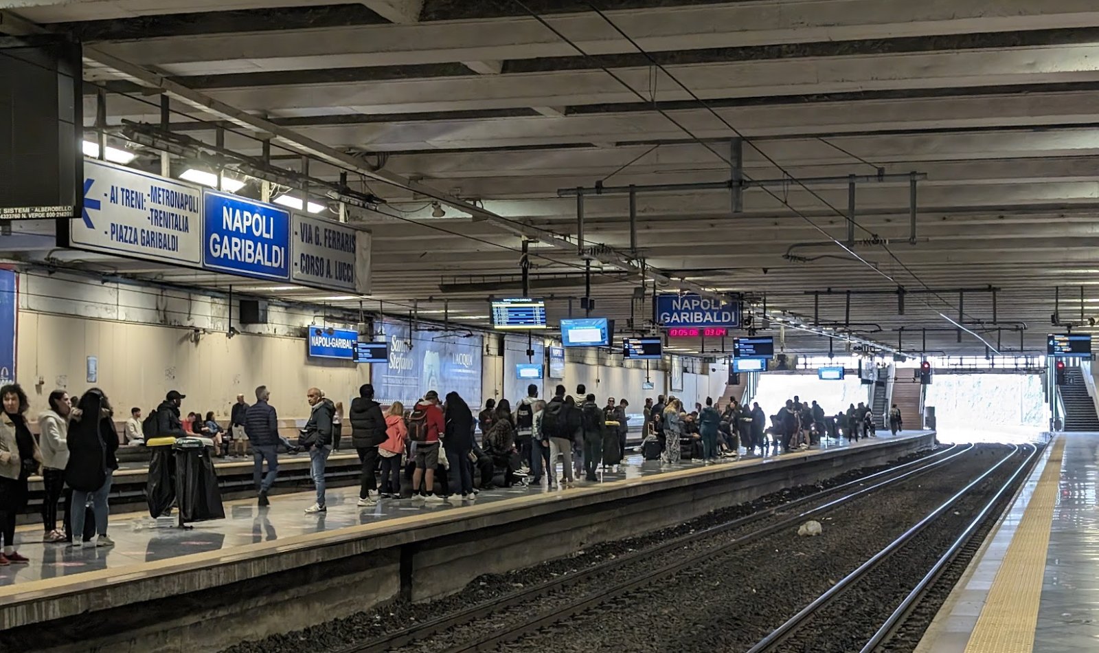 personnes attendant la circumvesuviana à Naples garibaldi