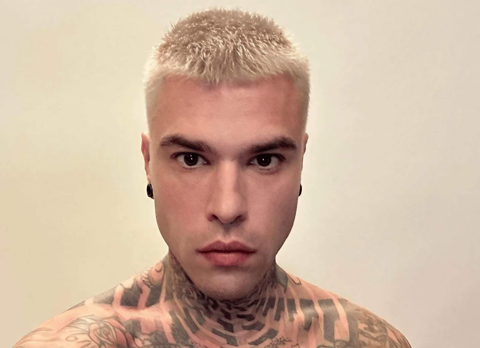 Fedez im Vordergrund