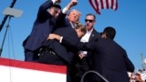 Attentato a Trump, gli sparano durante un comizio